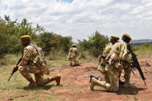 Una escuadra de guardaparques en posición defensiva escanea el terreno del Parque Nacional de Nairobi (el único situado en una capital en el mundo) como parte de sus tareas diarias es la prevención de cazadores furtivos, el 27 de agosto de 2025. La fauna de Kenia genera millones de dólares cada año gracias a los safaris, a pesar del riesgo que ésto supone, ya que en las fronteras del este espacio natural descendientes masái, pueblo indígena de Kenia y Tanzania, viven entre cabras y depredadores. EFE/Augusto Morel
