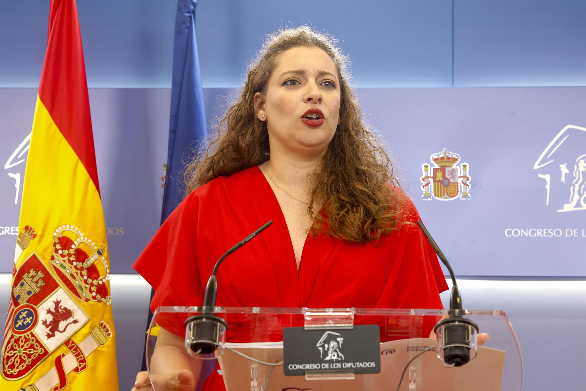 La diputada del PP Ester Muñoz ofrece una rueda de prensa este martes en el Congreso de los Diputados en Madrid. EFE/ J.P. Gandul
