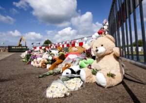 Imagen de archivo de peluches y flores en homenaje a las víctimas tras un caso de violencia vicaria. EFE/EPA/SEM VAN DER WAL