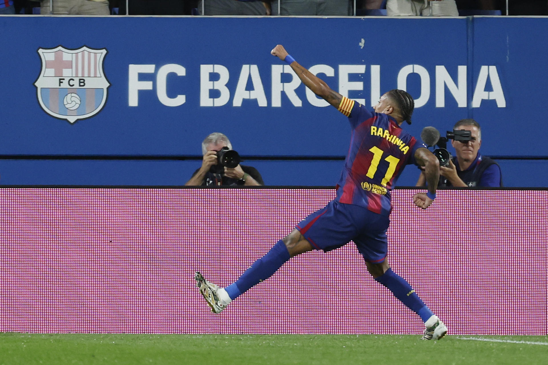El delantero del Barcelona Raphinha celebra su segundo gol contra el Valencia, durante el partido de la jornada 4 de LaLiga EA Sports, que disputaron Barcelona y Valencia en el estadi Johan Cruyff en Barcelona.-EFE/Toni Albir