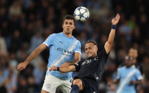 Rodrigo Hernández, (izq9, centrocampista del Manchester City,durante el partido de Liga de Campeones ante el Nápoles este jueves. EFE/EPA/ADAM VAUGHAN