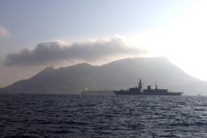 Imagen de archivo del mar en Gibraltar con un buque al fondo. EFE/A. Carrasco Ragel