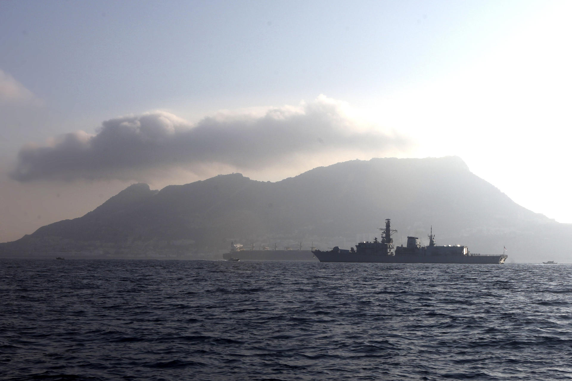 Imagen de archivo del mar en Gibraltar con un buque al fondo. EFE/A. Carrasco Ragel