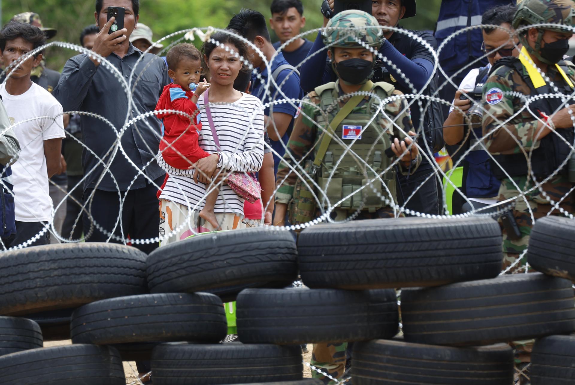 Un grupo de civiles camboyanos tras una barricada colocada por las autoridades tailandesas en un punto de la frontera que ambos países se disputan.
EFE/EPA/NARONG SANGNAK
