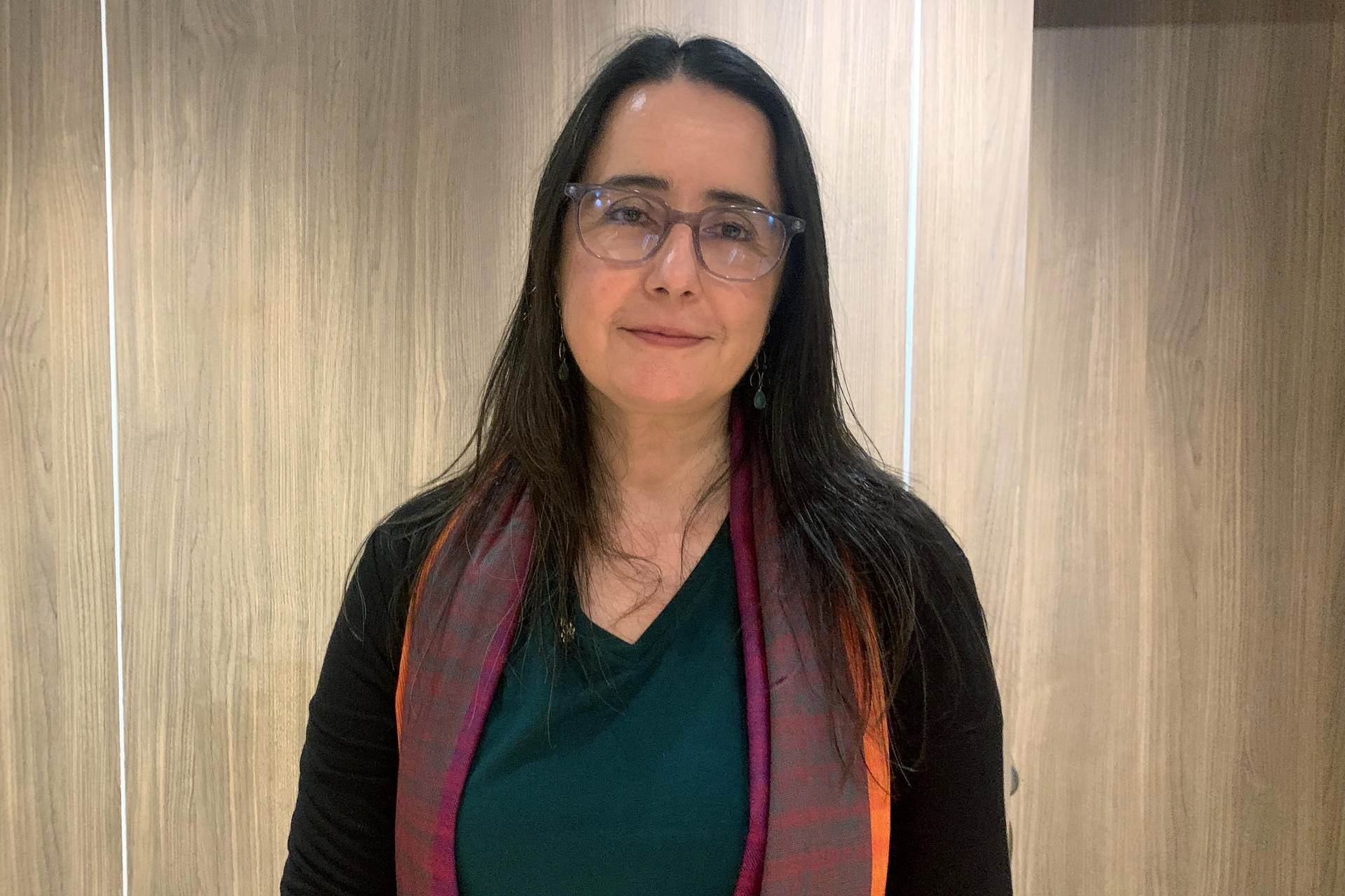 La directora para las Américas de Amnistía Internacional (AI), Ana Piquer posa este martes, en Guayaquil (Ecuador). EFE/ Cristina Bazán