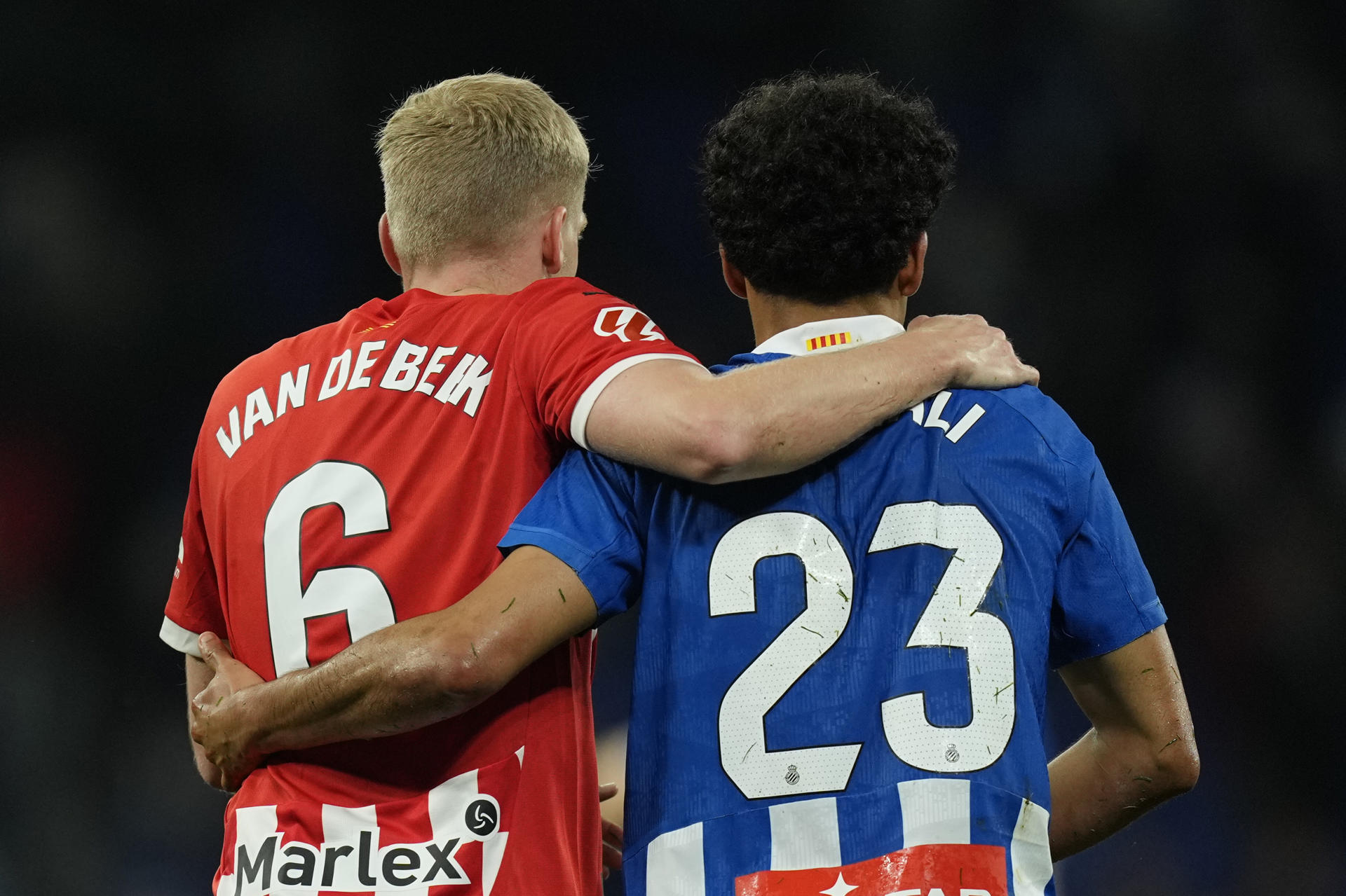 El defensa del Girona Donny van de Beek (i) y Omar El Hilali, del Espanyol, en foto de archivo de Enric Fontcuberta. EFE