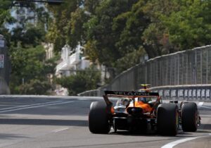 El piloto británico de McLaren Lando Norris, durante los entrenamients libres del Gran Premio de Azerbaiyán, en Bakú. EFE/EPA/ALI HAIDER