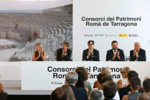 TARRAGONA, 03/09/2025.-El presidente de la Generalitat, Salvador Illa (c), acompañado del ministro de Cultura, Ernest Urtasun (2i), el alcalde Tarragona, Rubén Viñuales (2d), la presidenta de la Diputaciñon de Tarragoba Noemí Llauradó (i) y el arzobispo de Tarragona, Joan Planellas (d) , participan este miércoles en el acto de presentación del Consorcio de Gestión de Patrimonio de Tarraco en el Museo Nacional Arqueológico de Tarragona.-EFE/ Quique García