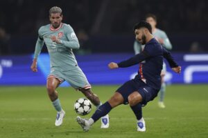 Fotografía de Mohammed Badra, en la que puede verse en una imagen de archivo del 6 de noviembre de 2024 al futbolista español Marco Asensio (c), durante un partido como jugador del PSG. EFE