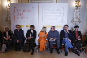 Imagen de archivo de la reunión que el ministro de Cultura, Ernest Urtasun (3i), y la vicepresidenta segunda y ministra de Trabajo y Economía Social, Yolanda Díaz (c), mantuvieron el pasado febrero con representantes del sector cultural para informar sobre los avances del Estatuto del Artista en materia laboral, en Madrid. EFE/ Javier Lizon