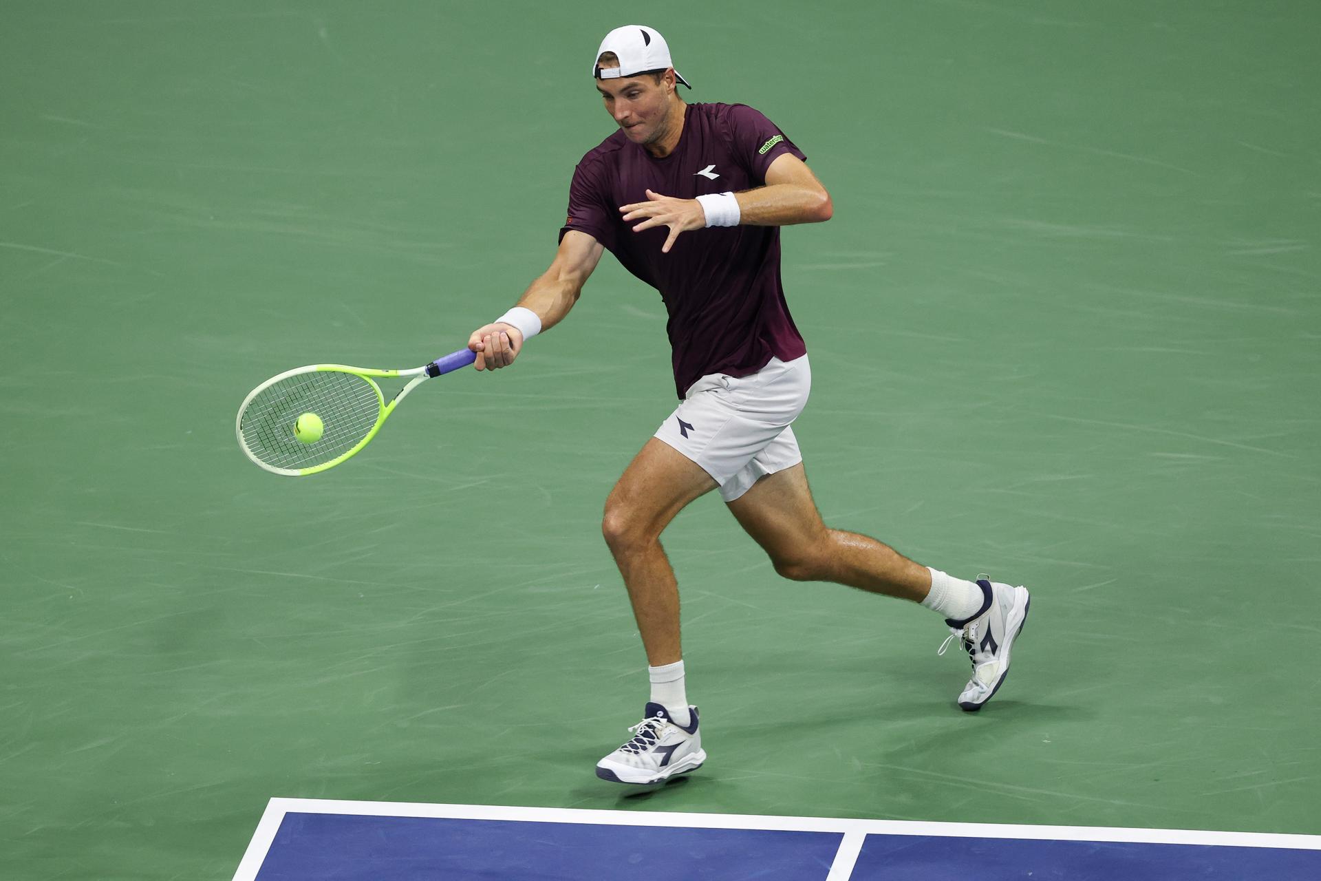 El alemán Jan-Lennard Struff en acción contra el serbio Novak Djokovic durante la cuarta ronda del Campeonato de Tenis Abierto de Estados Unidos en el Centro Nacional de Tenis Billie Jean King USTA en Flushing Meadows, Nueva York, (EE.UU.). EFE/BRIAN HIRSCHFELD