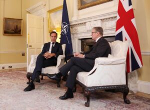 El primer ministro británico, Keir Starmer (D), y el secretario general de la OTAN, Mark Rutte (I), este martes en Downing Street. EFE/EPA/NEIL HALL / POOL
