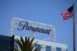 Foto de archivo del letrero de Paramount que se exhibe en Los Ángeles, California, EE. UU. EFE/ALLISON DINNER