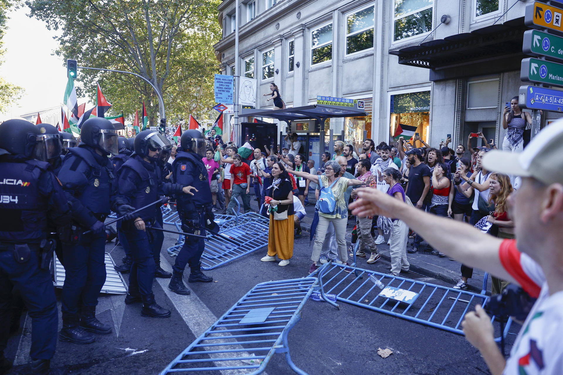 - Los manifestantes propalestinos cortan el recorrido de los ciclistas en el Paseo del Prado, este domingo, durante la última etapa de la Vuelta a España que se disputa entre las localidades madrileñas de Alalpardo y Madrid, con un recorrido 103,6 Km.- EFE/Rodrigo Jiménez