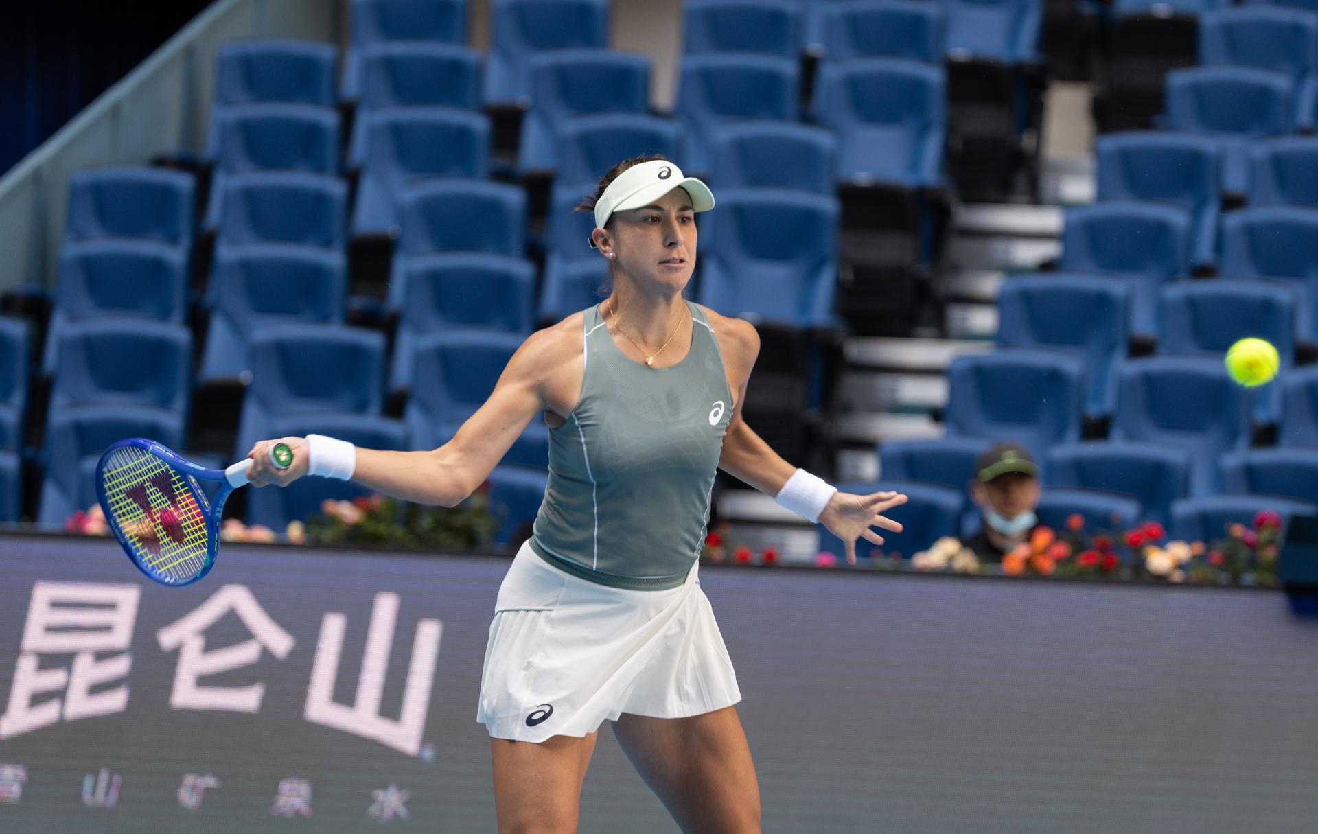 La tenista suiza Belinda Bencic en acción contra la estadounidense Coco Gauff en el Abierto de China, en Pekin. EFE/EPA/JESSICA LEE
