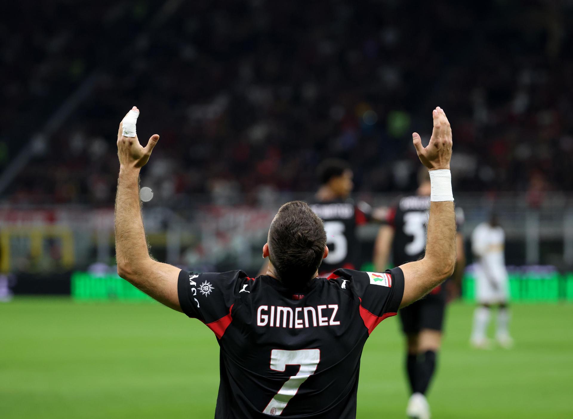 El jugador del AC Milan Santiago Gimenez (c) celebra el 1-0 durante el partido de la Copa Italia que han jugado AC Milan y US Lecce, en Milán, Italia. EFE/EPA/MATTEO BAZZI
