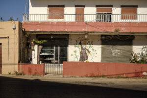 Vista de una tienda en el pueblo cristiano de Rmeish, en el sur de Líbano, que se negó a evacuar junto al resto de localidades de la zona y quedó aislado entre constantes bombardeos y una invasión terrestre. 
EFE/Edgar Gutiérrez