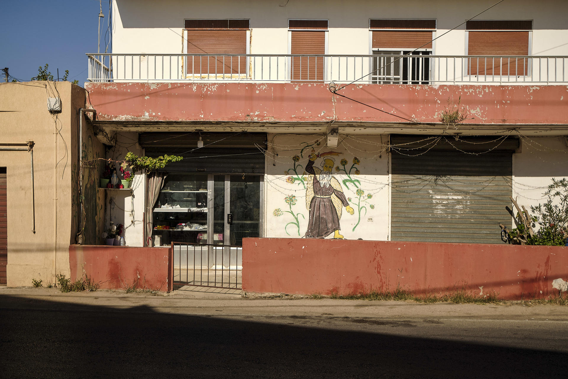 Vista de una tienda en el pueblo cristiano de Rmeish, en el sur de Líbano, que se negó a evacuar junto al resto de localidades de la zona y quedó aislado entre constantes bombardeos y una invasión terrestre. 
EFE/Edgar Gutiérrez