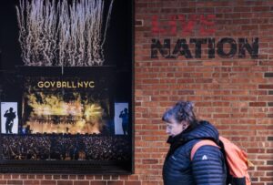 Fotografía de archivo de una persona que camina por las oficinas de Live Nation. EFE/EPA/JUSTIN LANE