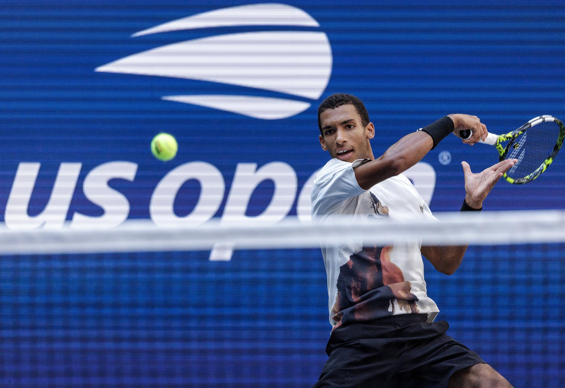 El canadiense Felix Auger-Aliassime en acción contra el australiano Alex de Miñaur durante los cuartos de final del Campeonato de Tenis Abierto de EE.UU. en el Centro Nacional de Tenis USTA Billie Jean King en Flushing Meadows, Nueva York (EE.UU.). EFE/CRISTÓBAL HERRERA ULASHKEVICH