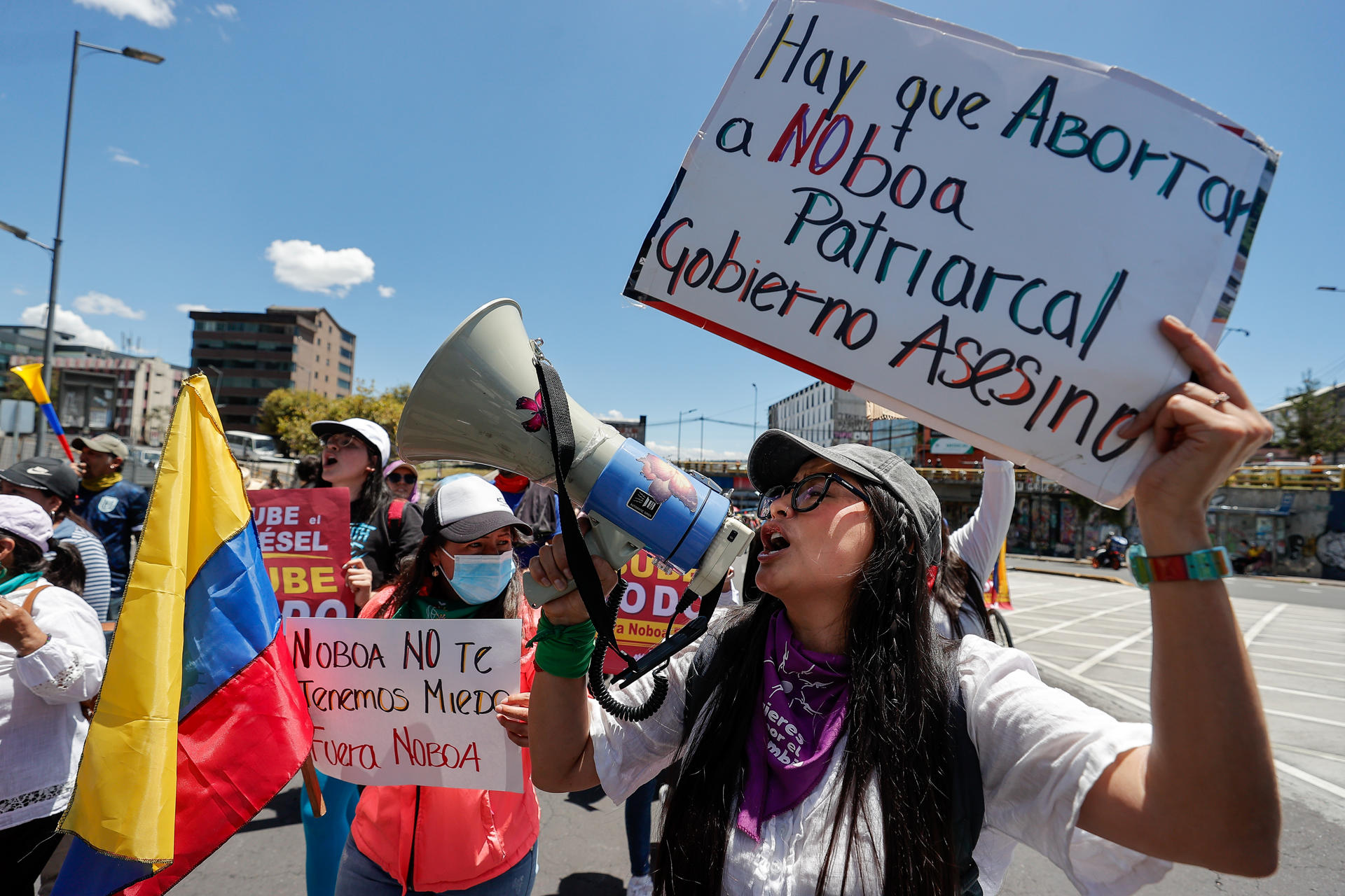 Personas a favor de la despenalización del aborto participan en una manifestación este domingo, en Quito (Ecuador). EFE/ José Jácome

