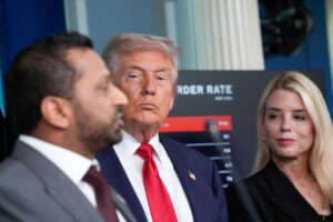 Fotografía del director del FBI, Kash Patel, y el presidente Donald Trump. EFE/YURI GRIPAS / POOL