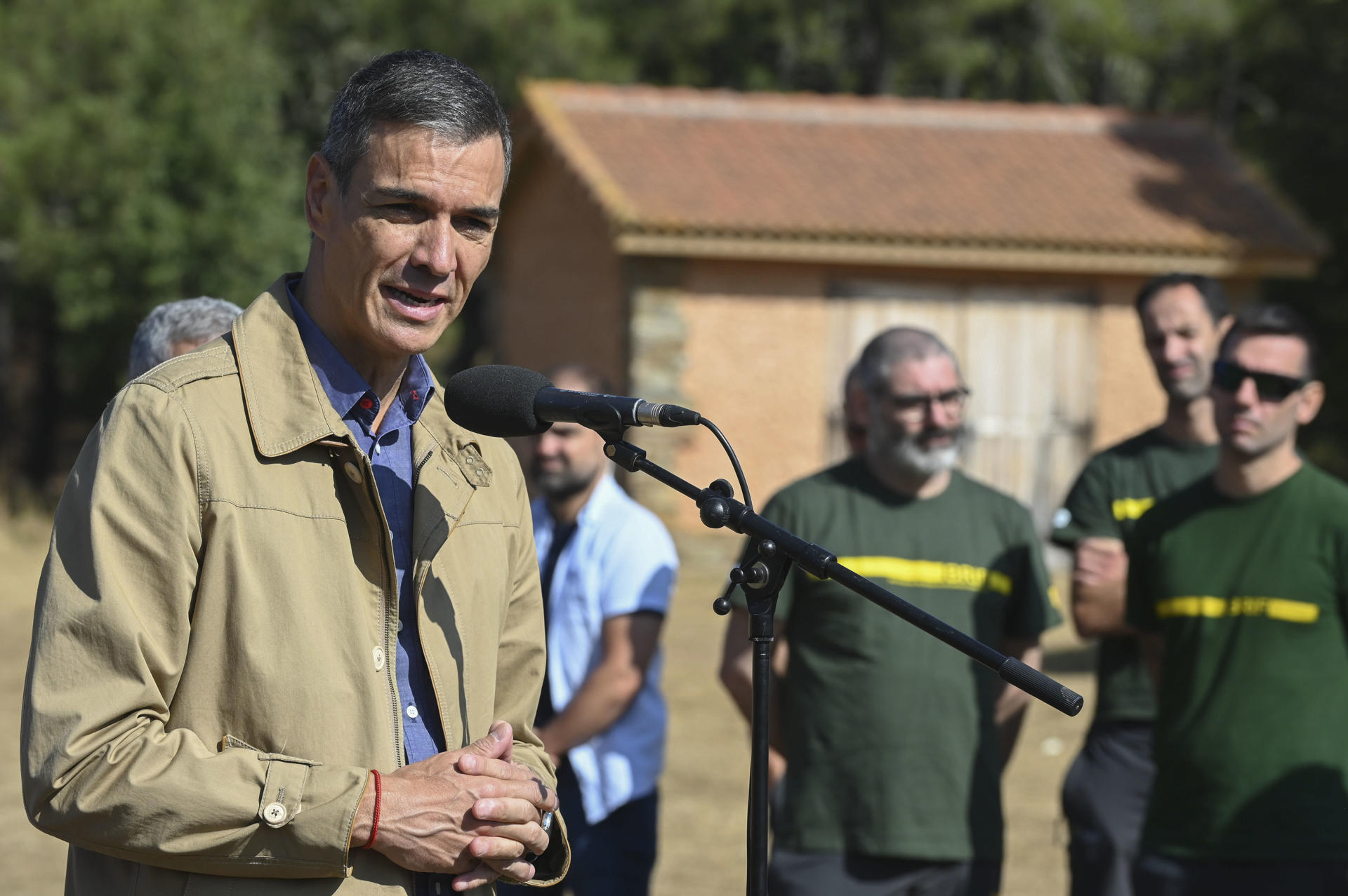 El presidente del Gobierno, Pedro Sánchez, este viernes en la base de la Brigada de Refuerzo en Incendios Forestales (BRIF) de Tabuyo del Monte (León). EFE/ J. Casares