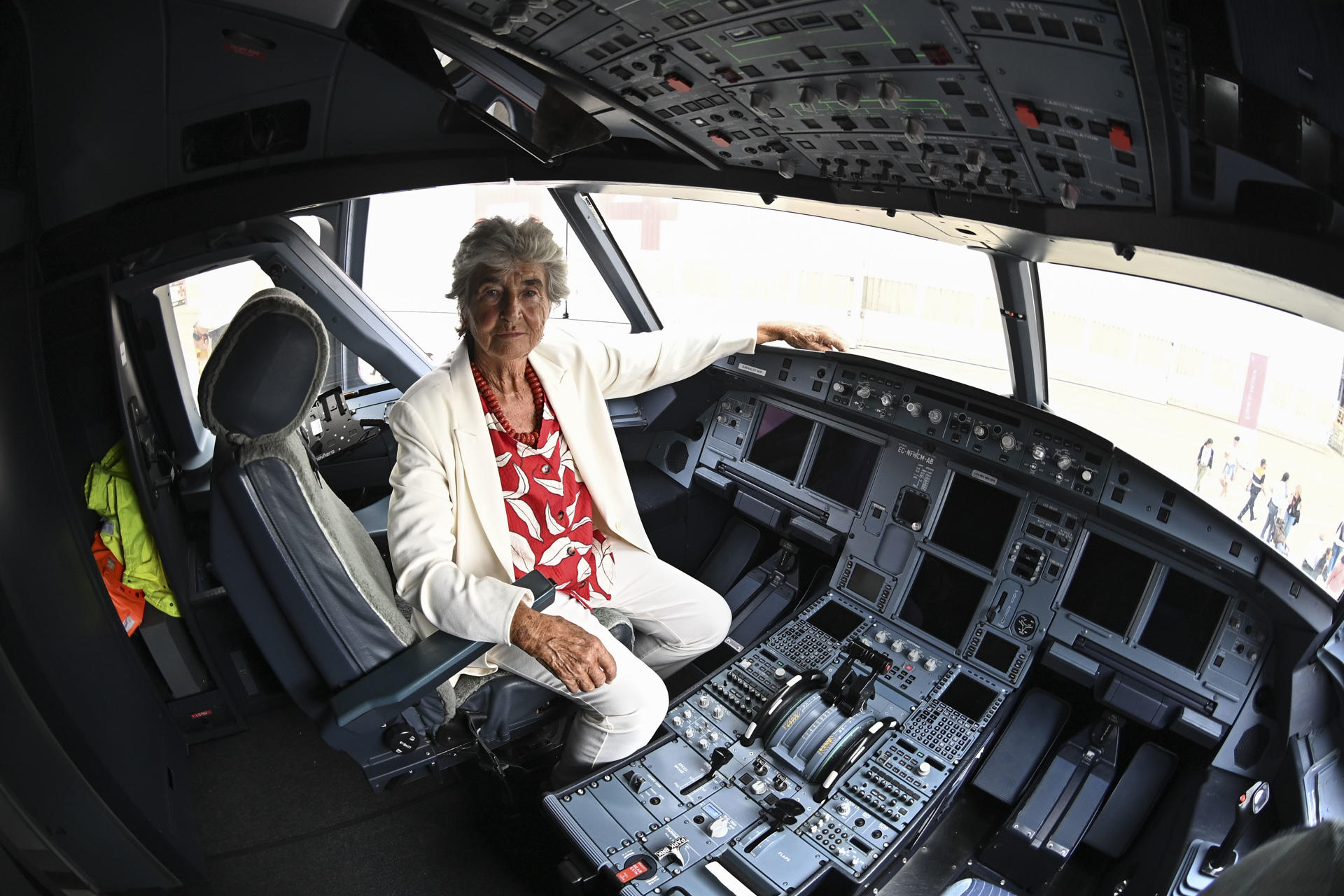 La piloto Bettina Kadner posa en el nuevo A320 bautizado con su nombre, este domingo en Madrid. Iberia bautiza un avión con el nombre Bettina Kadner, la primera mujer que llegó a ser comandante de su flota. EFE/ Fernando Villar