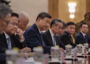 El presidente chino Xi Jinping (C) escucha al comienzo de una reunión bilateral con el presidente ruso Vladimir Putin (no se muestra) en el Gran Salón del Pueblo en Pekín, China, 02 de septiembre de 2025. (Rusia) EFE/EPA/POOL
", "to": "es" } ////////// Beijing (China), 02/09/2025.- Chinese President Xi Jinping (C) listens at the beginning of a bilateral meeting with Russian President Vladimir Putin (not pictured) at the Great Hall of the People in Beijing, China, 02 September 2025. (Rusia) EFE/EPA/POOL