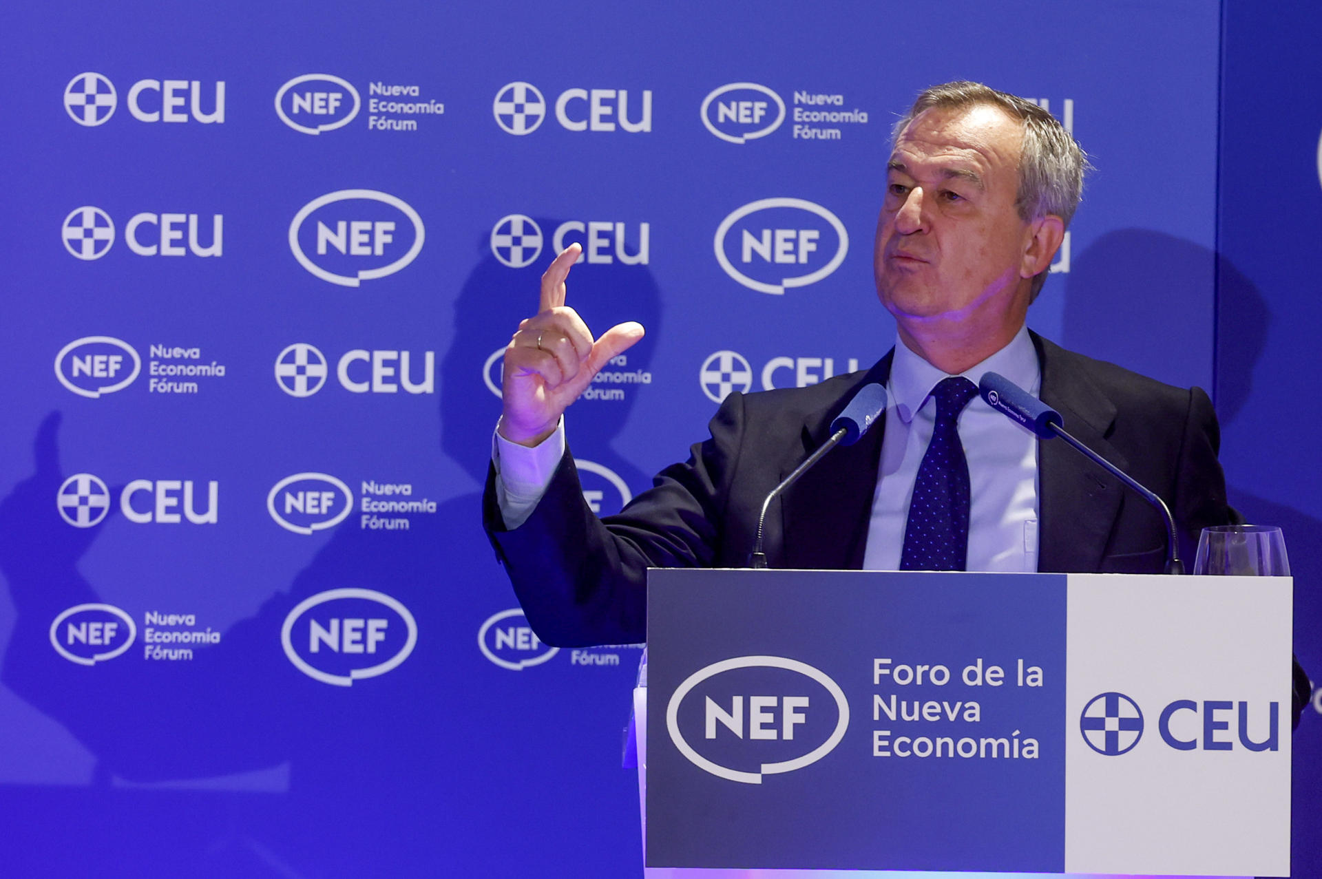 El CEO del Banco Sabadell, César González-Bueno, participa este viernes en el Foro Nueva Economía, mientras continúa abierto el plazo para que sus accionistas decidan si aceptan la oferta de compra lanzada por el BBVA. EFE/Javier Lizón
