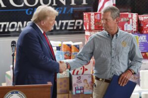 Foto de archivo del presidente de Estados Unidos, Donald Trump, y el gobernador republicano de Georgia, Brian Kemp. EFE/ERIK S. LESSER