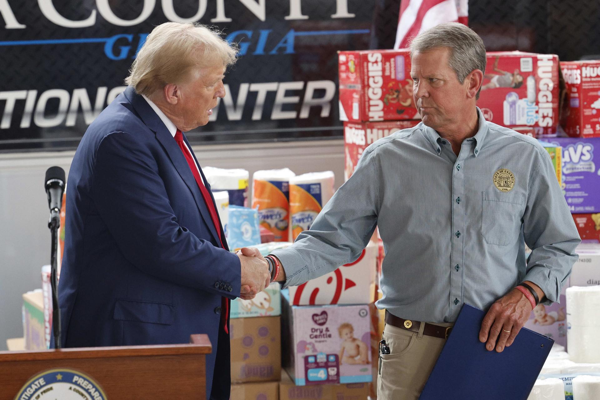 Foto de archivo del presidente de Estados Unidos, Donald Trump, y el gobernador republicano de Georgia, Brian Kemp. EFE/ERIK S. LESSER