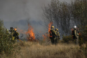 Bomberos en un incendio en Lornís (Lugo). EFE/ Pedro Eliseo Agrelo Trigo