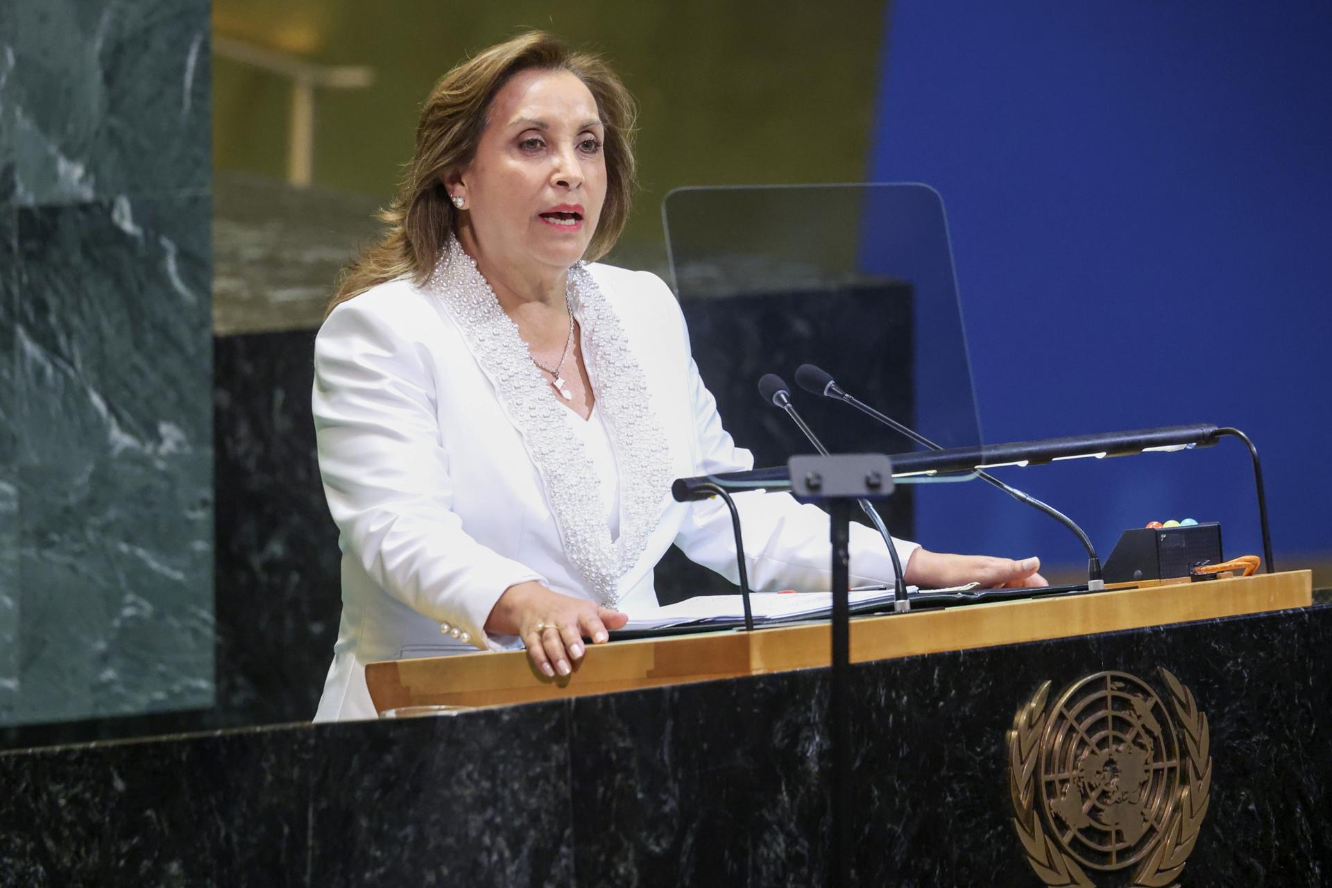 La presidenta de Perú, Dina Boluarte, este martes ante la Asamblea General de las Naciones Unidas. EFE/EPA/SARAH YENESEL
