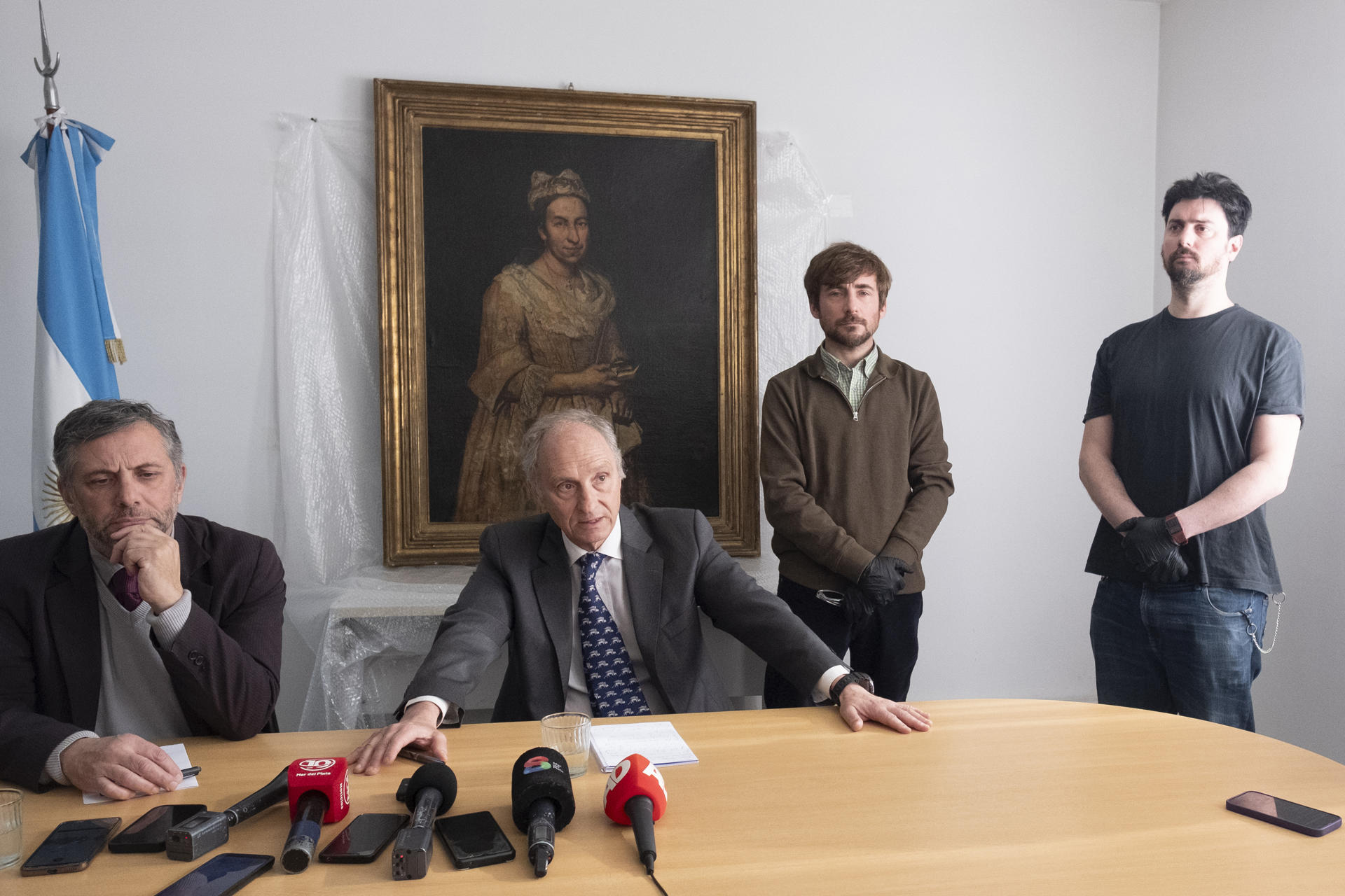 El fiscal federal Daniel Adler (c) habla junto al profesor de arte Ariel Bassano (2-d) durante una rueda de prensa este miércoles, en Mar del Plata (Argentina). EFE/ STR