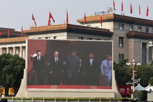 Una pantalla muestra al presidente chino, Xi Jinping, que inauguró el desfile militar que Pekín celebra por el 80º aniversario del fin de la Segunda Guerra Mundial en el Pacífico, junto al presidente ruso, Vladímir Putin, y del norcoreano, Kim Jong-un en Pekín (China). EFE/EPA/ANDRES MARTINEZ CASARES