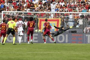 El argentino Giovanni Simeone marca en el Estadio Olímpico de la capital italiana. EFE/EPA/GIUSEPPE LAMI