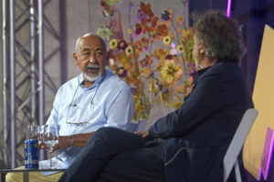 El escritor cubano Leonardo Padura (i) durante su intervención este domingo en el marco del Hay Festival Segovia. EFE/Pablo Martín