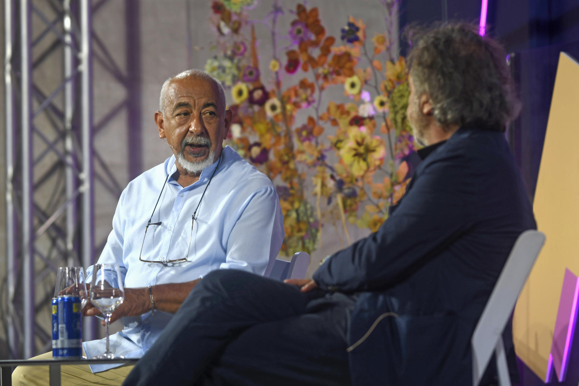 El escritor cubano Leonardo Padura (i) durante su intervención este domingo en el marco del Hay Festival Segovia. EFE/Pablo Martín
