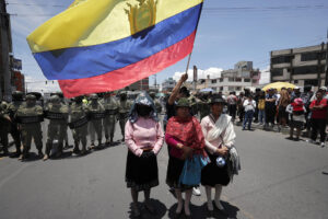 Mujeres indígenas participan en una protesta en la ciudad de Latacunga (Ecuador), en una fotografía del 22 de septiembre de 2025.EFE/ José Jácome