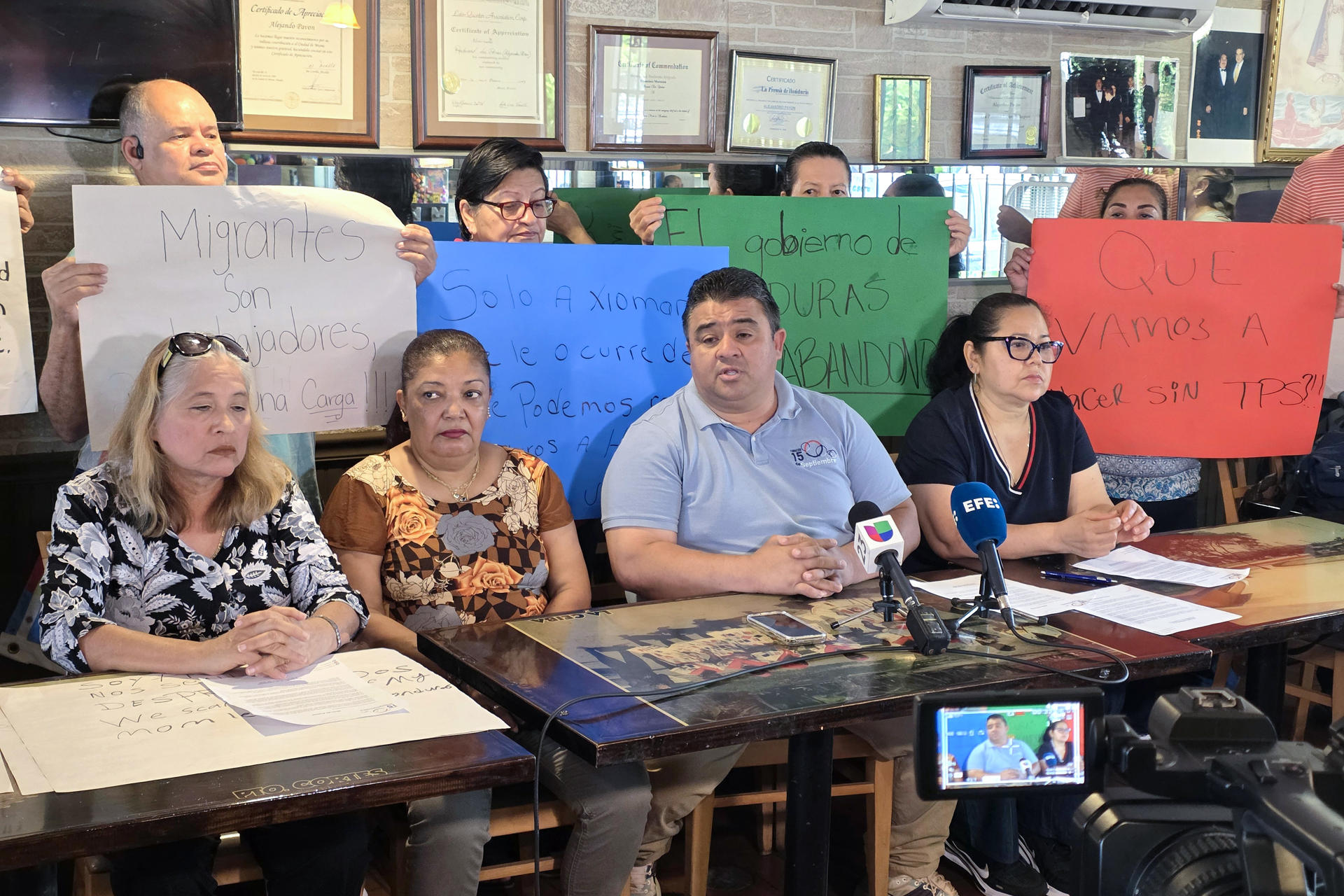 El presidente de la Fundación 15 de Septiembre, Juan Flores (2-d), habla junto a Iris Aguilar (i) y Lesly Mejía (d) durante una rueda de prensa este lunes, en el barrio de la Pequeña Habana en Miami (Estados Unidos). EFE/ Alberto Boal