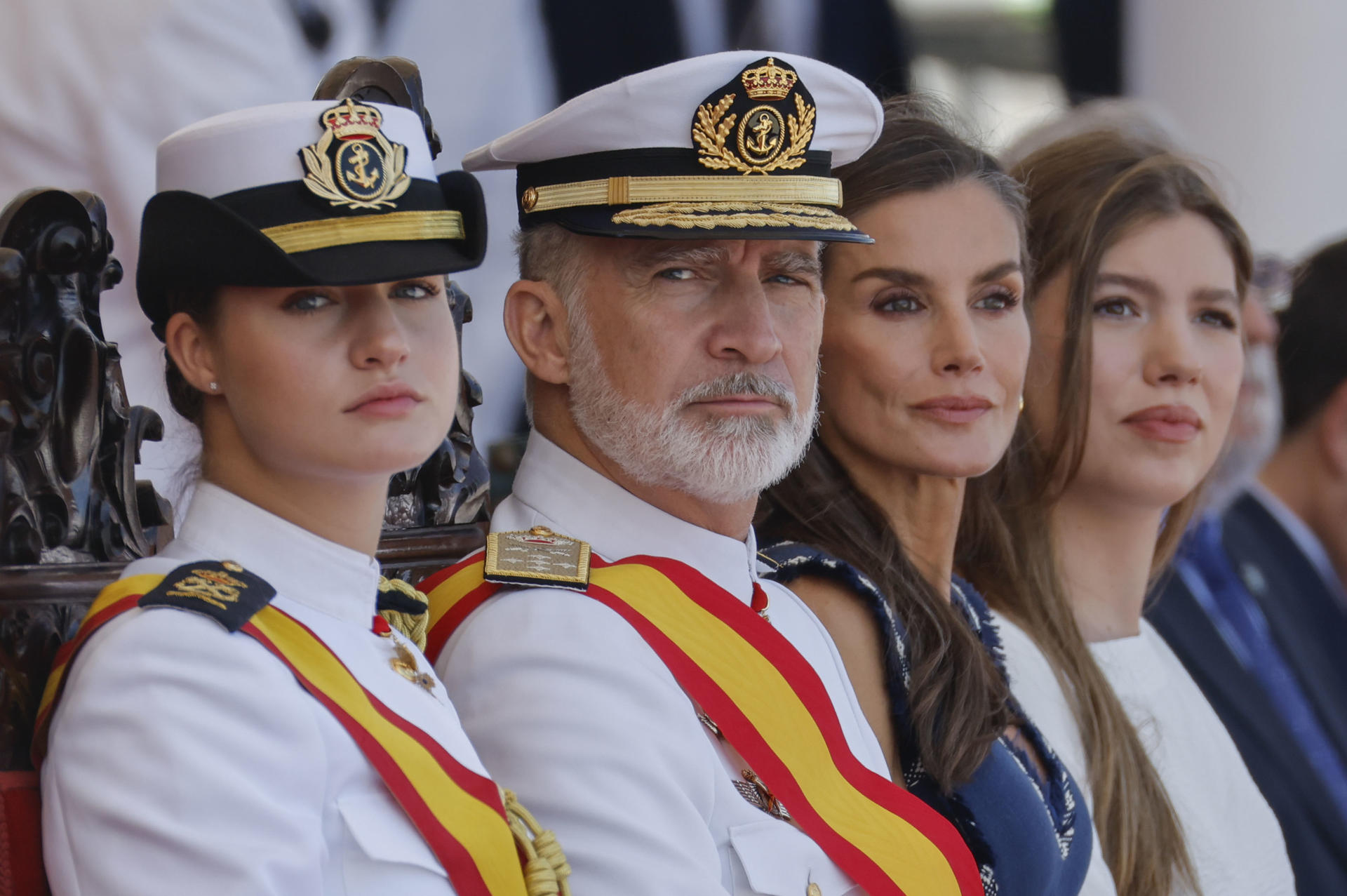Imagen de archivo (16/07/2025).- El rey Felipe VI junto a la princesa Leonor (i) tras imponerle la Gran Cruz al Mérito Naval, durante la entrega de reales despachos a los nuevos oficiales en la Academia Naval de Marín, un acto al que asisten la reina Letizia (2d) y la infanta Sofía (d). EFE/ Lavandeira Jr
