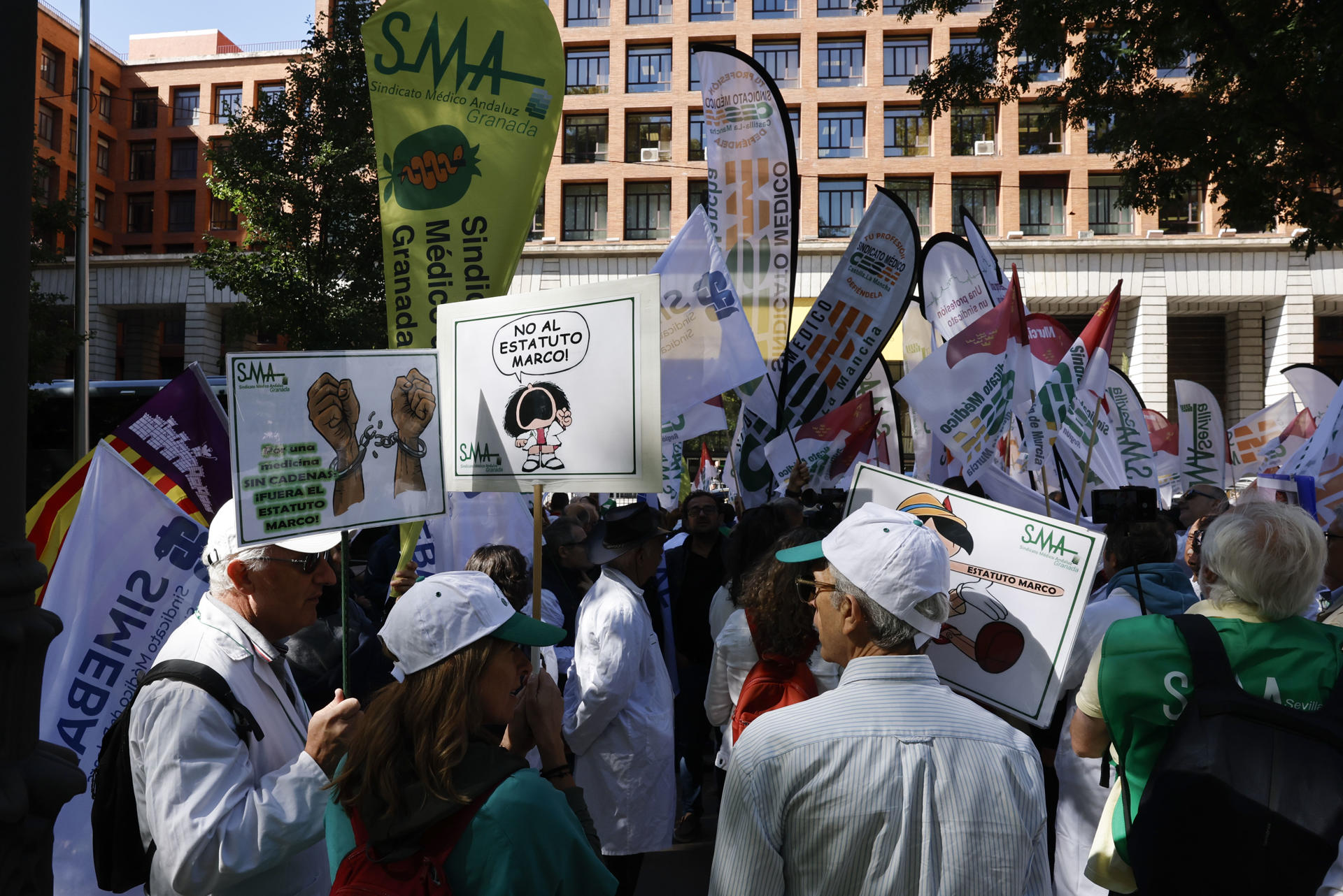 Concentración frente al Ministerio de Sanidad, promovida por los sindicatos médicos CESM y SMA para rechazar el borrador de Estatuto Marco y reclamar una normativa propia, y que es una movilización previa a la huelga convocada el 3 de octubre, este martes en Madrid. EFE/ Sergio Pérez
