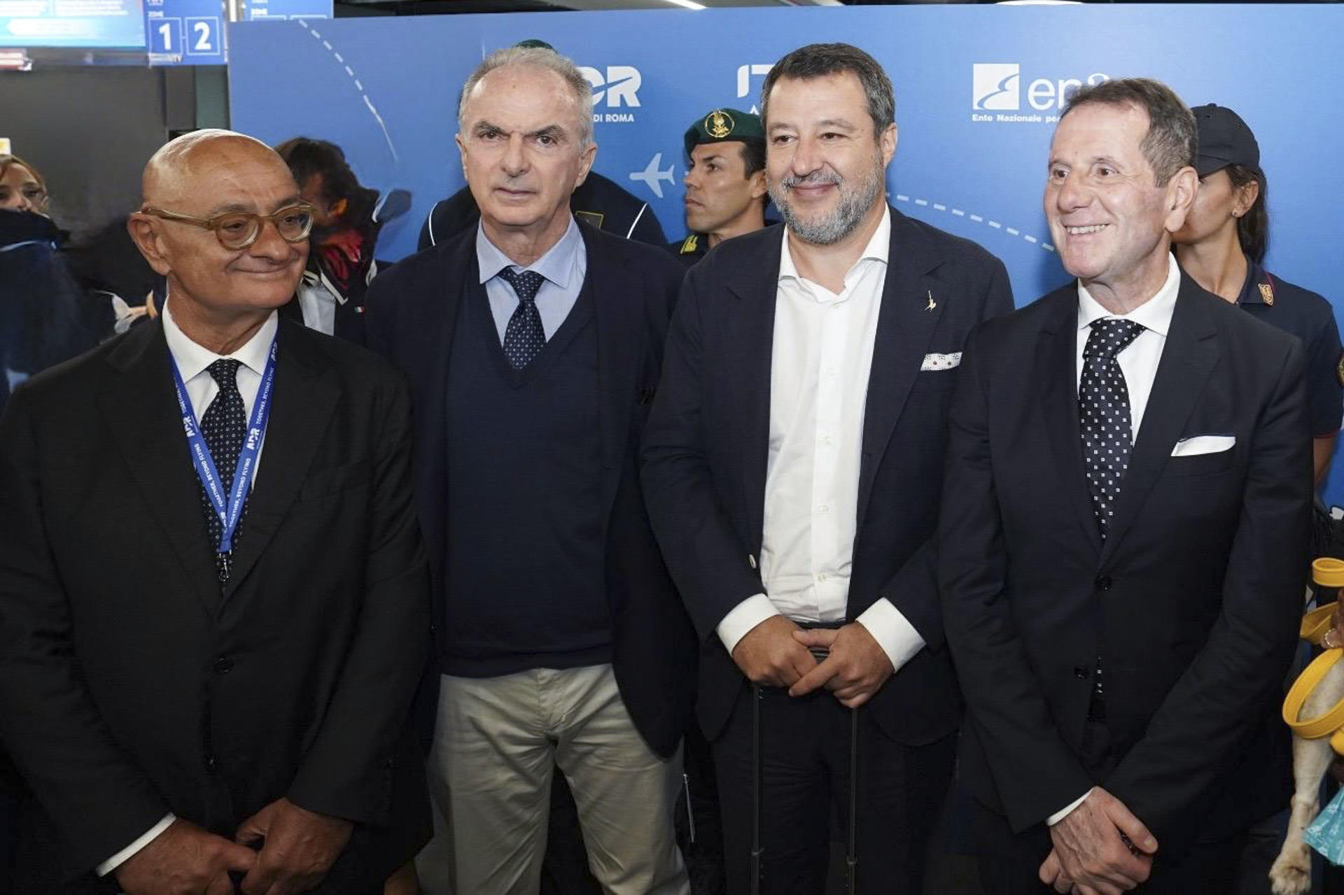 La aerolínea ITA Airways realizó este martes el primer vuelo en Italia con perros de gran tamaño en cabina, un paso inédito en el transporte aéreo de mascotas que contó con la presencia del vicepresidente y ministro de Transportes, Matteo Salvini (2d), informaron la compañía y la Autoridad Nacional de Aviación Civil (ENAC). EFE/Aeropuerto de Roma (ADR) / SOLO USO EDITORIAL/SOLO DISPONIBLE PARA ILUSTRAR LA NOTICIA QUE ACOMPAÑA (CRÉDITO OBLIGATORIO)
