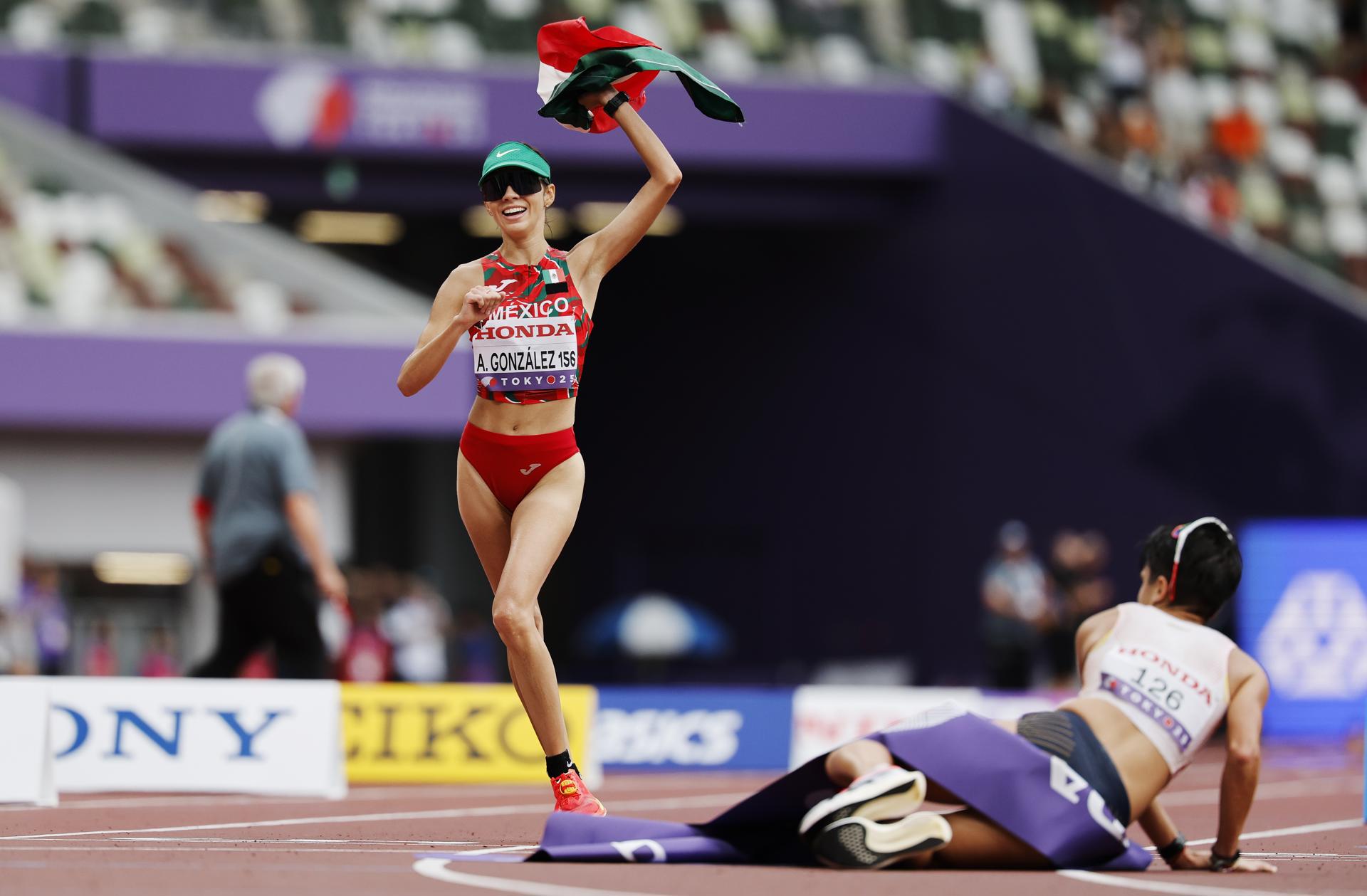 La mexicana Alegna Gonzalez (i) celebra este sábado la medalla de plata conquistada en la marcha de 20 kilómetros de los Mundials de Atletismo que transcurren en Tokio ante la mirada de la ganadora, la española María Pérez. EFE/EPA/FRANCK ROBICHON