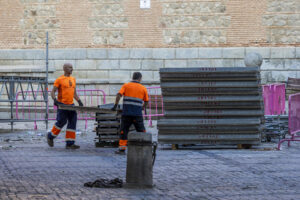Dos operarios trabajan en Toledo. Imagen de archivo. EFE/ Ángeles Visdómine