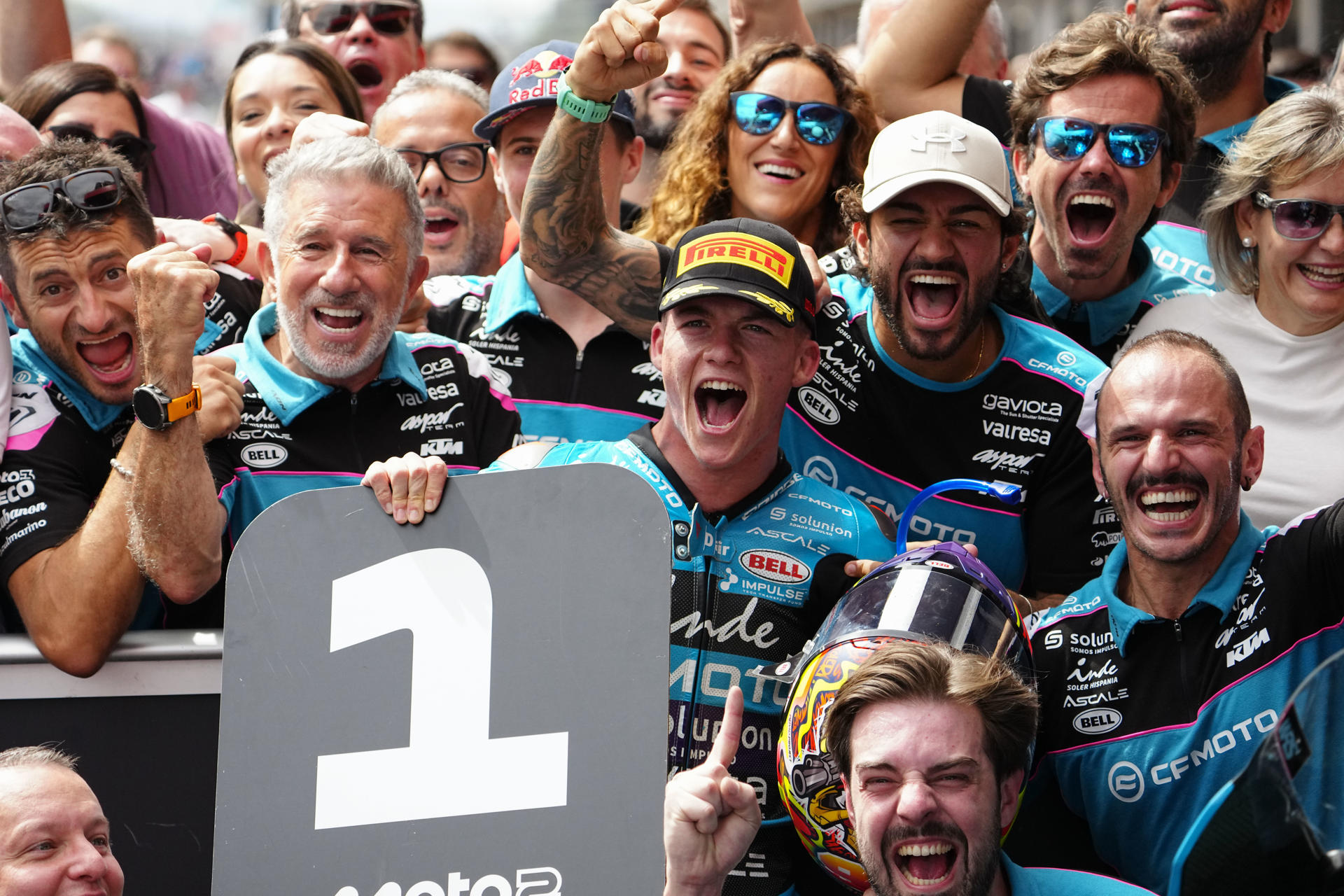 El piloto español de Moto2 Daniel Holgado (CFMoto Inde Aspar Team) celebra su victoria en el Gran Premio de Cataluña, que se disputa en el circuito de Barcelona-Cataluña en Montmeló. EFE/ Enric Fontcuberta