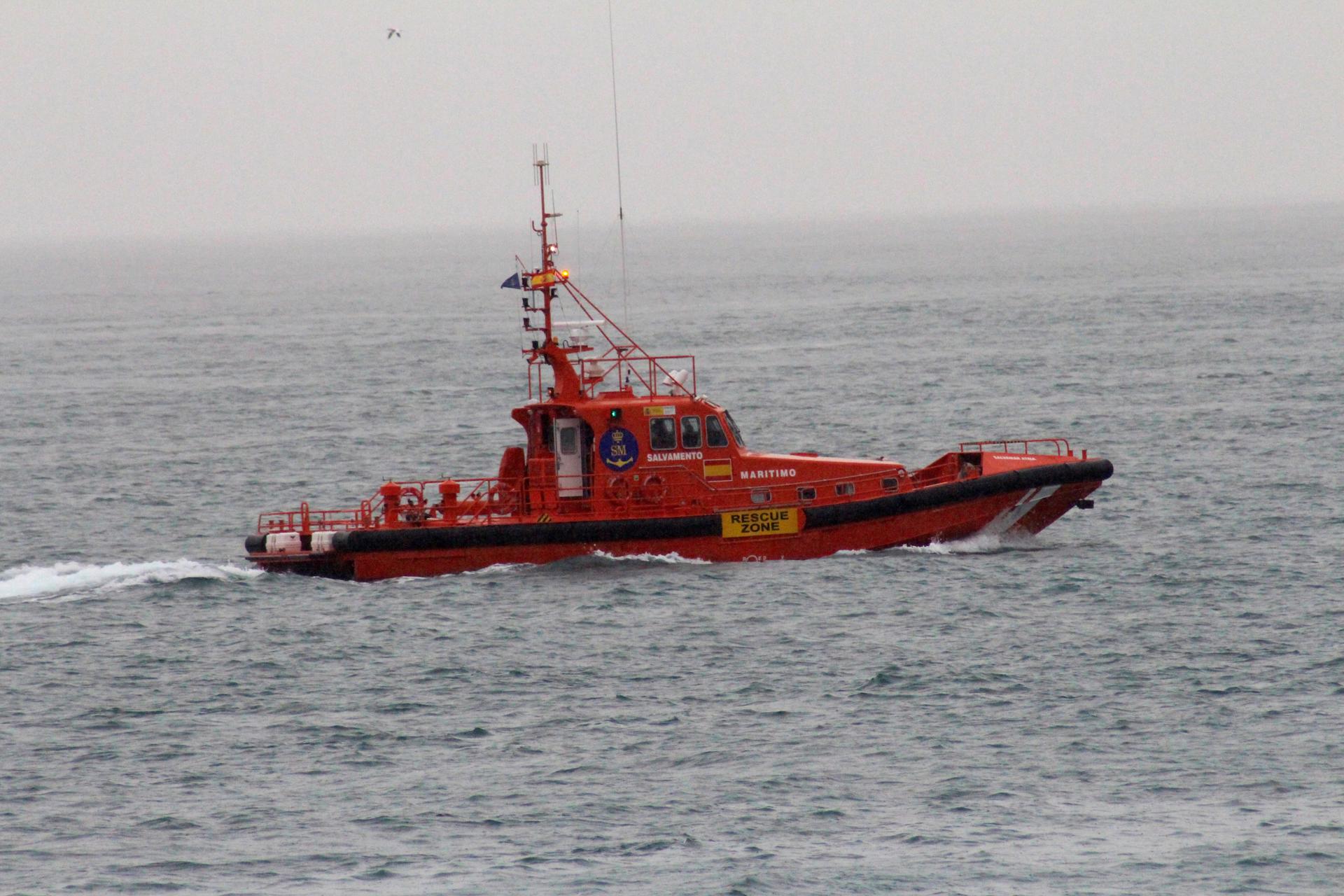 Imagen de archivo de una embarcación de Salvamento Marítimo en la costa de Ceuta. EFE/ Reduan