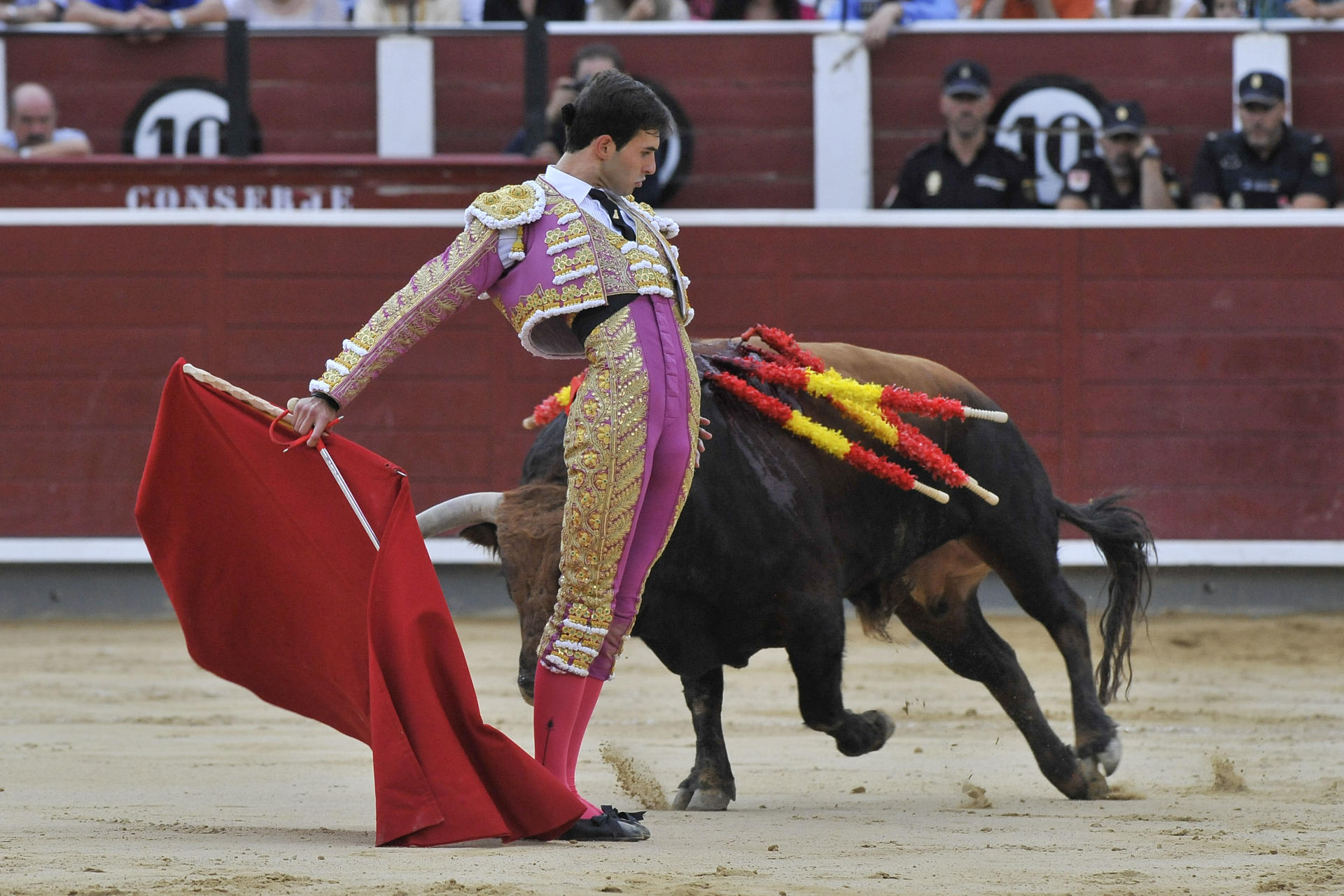 El diestro Samuel Navalón da un pase a su primer toro este lunes, durante la corrida de la Feria de Albacete. EFE/Manu