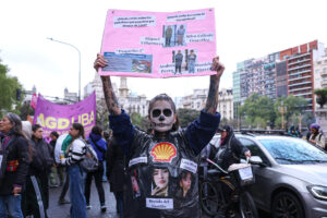 Una mujer participa durante una manifestación este 27 de septiembre de 2025, por el feminicidio de Brenda Loreley Del Castillo, Morena Verdi y Lara Morena Gutiérrez, en Buenos Aires (Argentina). EFE/ Adan González